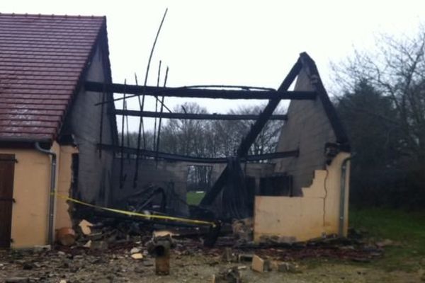 Incendié, le garage de la maison a été réduit à l'état de décombres. C'est là que les pompiers ont découvert un corps calciné.