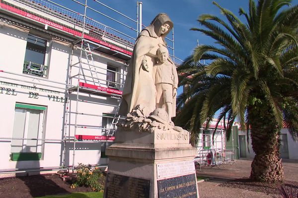 Le monument de Dolus d'Oléron ne montre pas de soldats mais une famille endeuillée