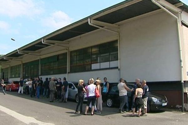 Abasourdis par l'annonce de la fermeture du site, les salariés d'Elba se sont rassemblés devant leur usine de La Monnerie. Ils se sentent "trahis" par la direction du groupe.

