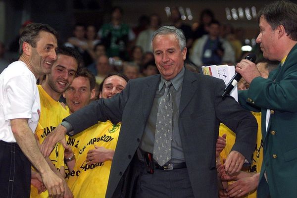 Kléber Bobin (au centre) aux côtés de Raynald Denoueix, lors du sacre des nantais en championnat de France 2001.