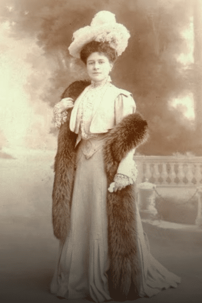 La sculptrice Anne de Chardonnet naît à Lyon le 14 juillet 1869 et décède à Paris le 17 septembre 1926.