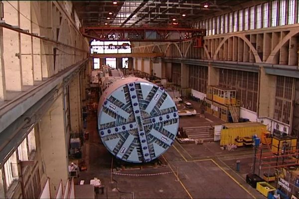 Ce tunnelier utilisé pour creuser la montagne lors de la création de la ligne ferroviaire entre Lyon et Turin a été fabriqué au Creusot, en Saône-et-Loire.