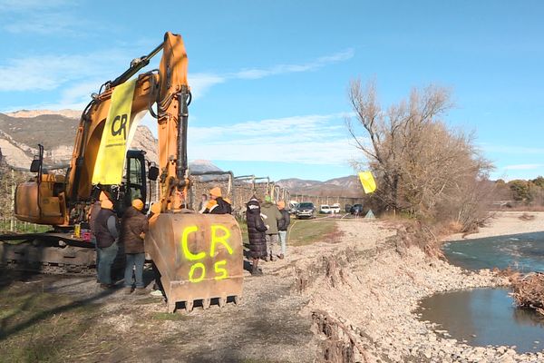 Les agriculteurs de la Coordination rurale 05 dénoncent l'absence d'entretien de la Durance qui menace leurs vergers.