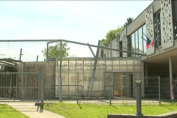 Le groupe scolaire Gustave Courbet, à Ornans, le samedi 27 mai 2017.