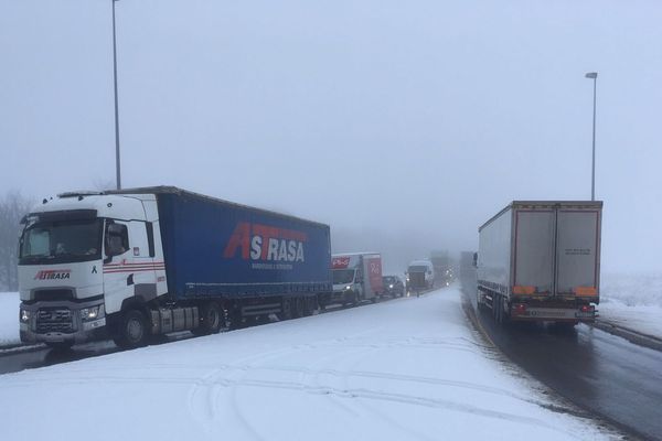 Les chutes de neige du mercredi 23 janvier perturbent la circulation dans le département de l'Allier, comme ici sur la RCEA.