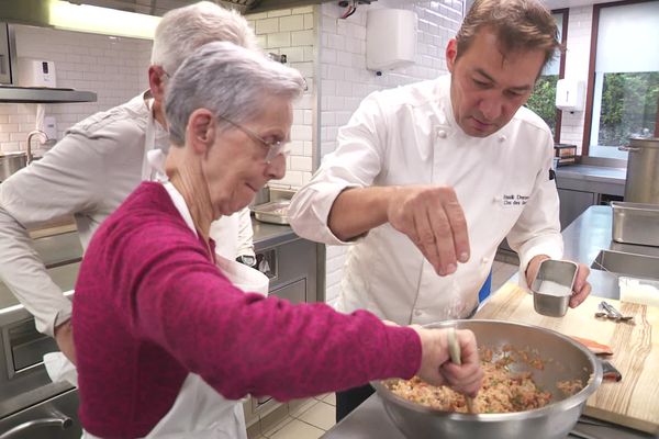 Le chef étoilé Franck Derouet a préparé un menu avec l'aide d'aidants de personnes âgées.