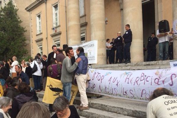 Manifestation de soutien aux deux faucheurs volontaires jugés ce vendredi matin, au tribunal de Privas.