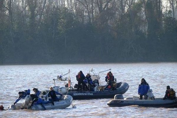 Recherches des plongeurs de la gendarmerie le 23 décembre 2013 dans la Dordogne, à Lugon-et-l’Ile-du-Carnay 