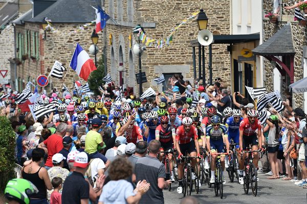 Le peloton traversant le village de La Chapelle-Janson (Ille-et-Vilaine), le 13 juillet 2018 lors de la 7e étape du Tour 2018 reliant Fougères à Chartres (photo d'illustration).