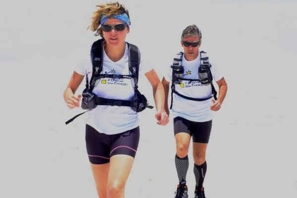 Frédérique Laurent et Christophe Lebrun sur le désert salé du Salar d’Uyuni, en Bolivie, fin Octobre.