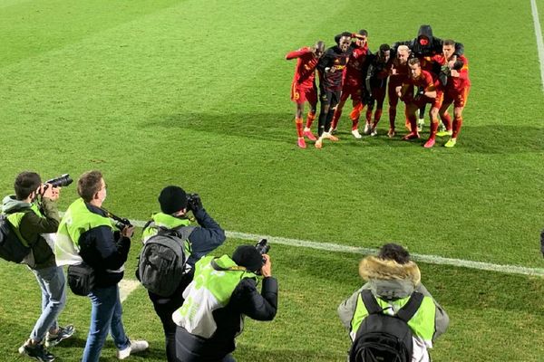 Les joueurs du RAF devant les photographes après leur victoire face au TFC.