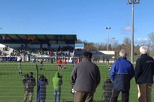 Canet-en-Roussillon (Pyrénées-Orientales) - le XV tricoloreen préparation sur le terrain devant plusieurs supporters - 21 janvier 2014.