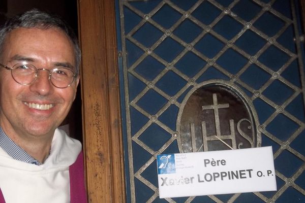 Le père Xavier Loppinet s'est formé à la langue des signes pour rendre les sacrements accessibles à tous.