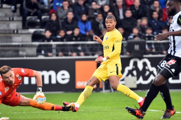 Angers SCO face au PSG samedi 4/11/17 : Kylian Mbappé ouvre le score dès la 5e mn par une reprise de volée.