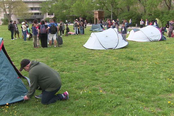 Ce lundi 8 avril, au soir, les bénévoles du Secours Populaire ont distribué des tentes, aux personnes et aux familles vivant dans la rue, place du 1er mai à Clermont-Ferrand.