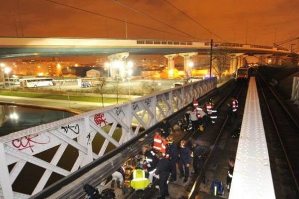 Les supporters avaient emprunté ce pont ferroviaire pour rejoindre leur bus.