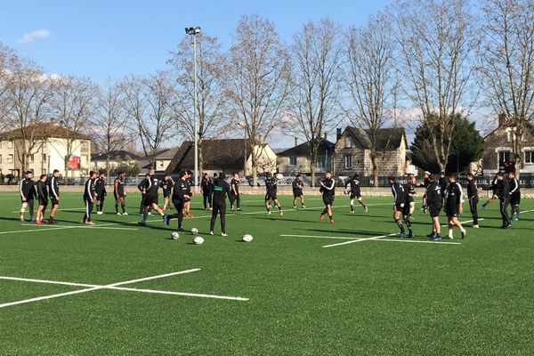 Entraînement frais mais ensoleillé pour des Brivistes concentrés avant d'affronter Montpellier. 