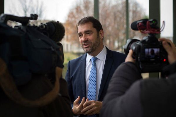 Cette tribune, intitulée "Osons la Nation au-delà des clivages", a été signée dimanche par 14 députés PS, dont Christophe Castaner, candidat PS aux élections régionales en Paca.