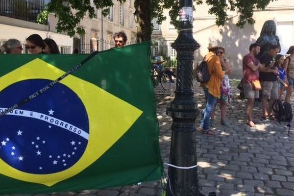 Une trentaine de personnes se sont réunies ce vendredi 23 août devant le château des Ducs de Bretagne à Nantes.