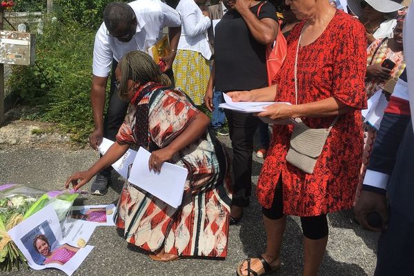 Les proches et des habitants se sont recueillis devant le domicile de la victime à Pessan