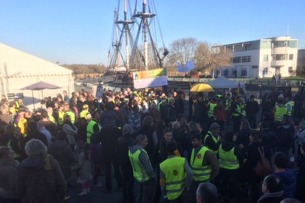 Les manifestants rassemblés à l'arsenal de Rochefort devant l'Hermione.