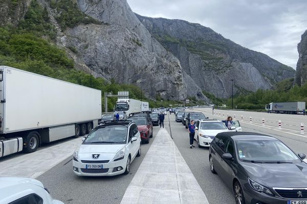 En milieu d'après-midi, les automobilistes étaient toujours coincés sur l'autoroute A43.