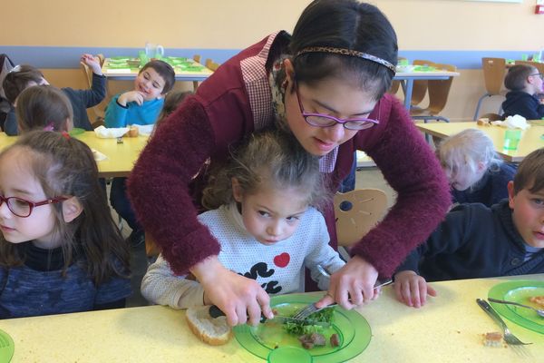 Depuis 6 ans, Elodie Arnaud s'occupe du service des enfants de maternelle à la cantine de Nieul (87).