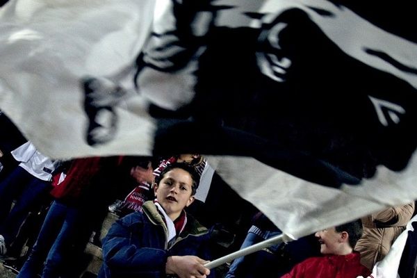 (Illustration) Un jeune supporter agite un drapeau Corse lors d'une rencontre à Timizzolo