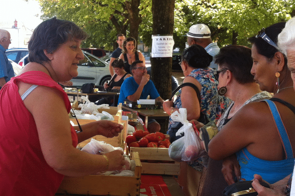 Vente solidaire de légumes et fruits organisée par le PCF ce vendredi 2 septembre à Chalon.