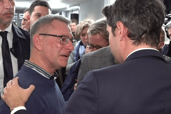 Plusieurs sinitrés des inondations ont échangé avec le Premier ministre. Cet habitant d'Andres n'a pas pu contenir ses larmes.