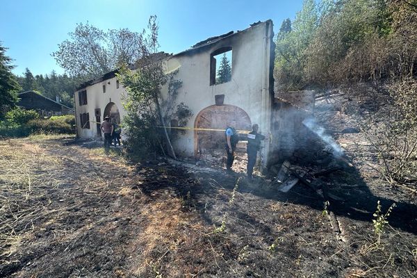 L'incendie qui s'est déclaré mardi 13 juin sur la commune de Bois-de-Champ, dans le secteur de  Bruyères dans les Vosges, est toujours en cours ce mercredi.