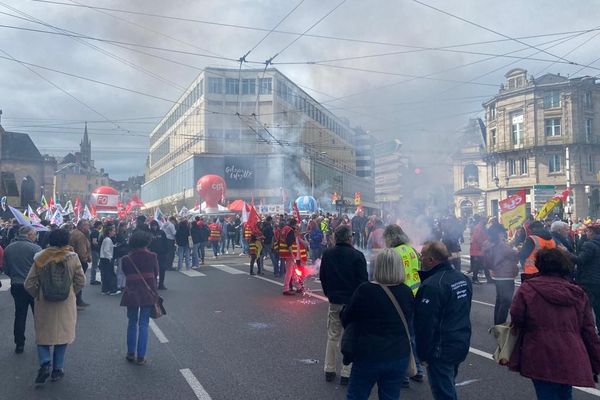 13 000 manifestants pour les syndicats, 5000 selon la police