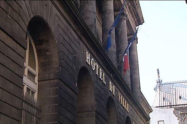 Sur la façade de la mairie de Clermont-Ferrand, les drapeaux sont en berne. 