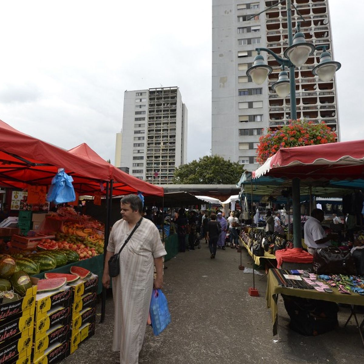 La gestion du marché du Val Fourré à Mantes-la-Jolie, lun des plus grands  de la région, épinglée