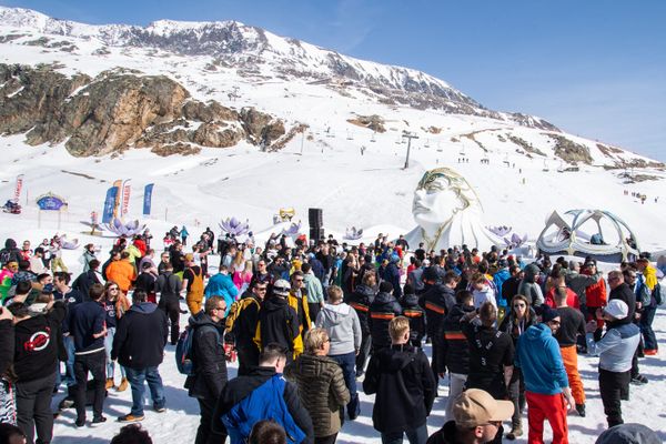 Une des scènes extérieures du festival Tomorrowland Winter, à l'Alpe d'Huez, en 2022.