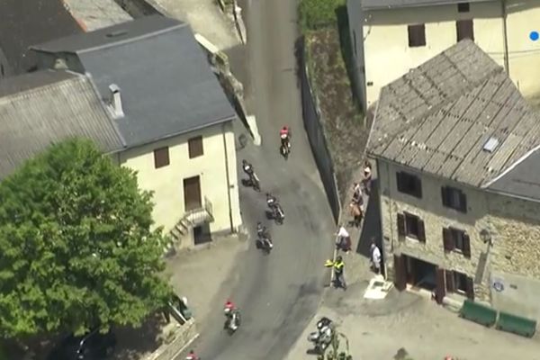 Winner Anacona, à droite, prend le mauvais chemin sur la troisième étape de La Route d'Occitanie, le samedi 18 juin.