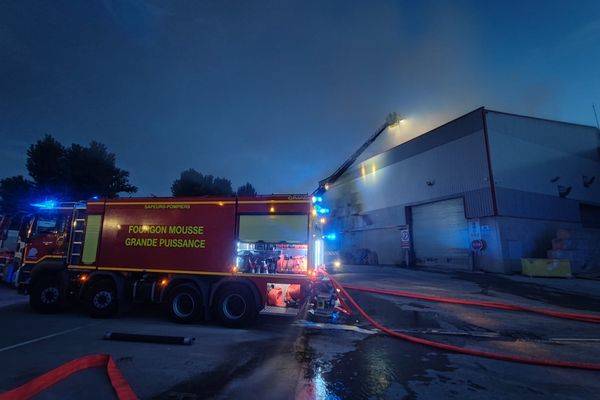 Les pompiers ont réussi à empêcher la propagation à un camp de gens du voyage installés à proximité.