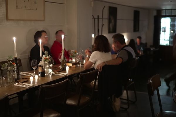 Dîner à la bougie dans un restaurant toulousain participant à "l'heure bleue". Le concept: préparer un repas sans gaz ni électricité.