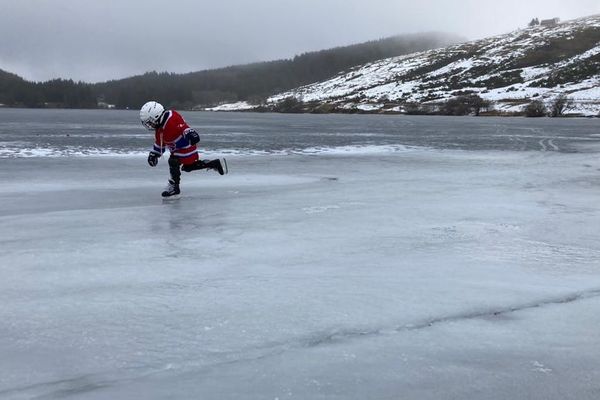 Adam-Louis, 5 ans, s'aventure en patins sur la glace du lac Servières, dans le Puy-de-Dôme.