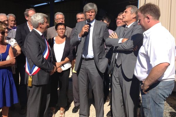 Stéphane Le Foll ce matin lors d'une visite d'exploitation à Masseret (19): il est notammententouré de la députée PS Sophie Dessus, du président de la région Jean-Paul Denanot et de Tony Cornelissen, président de la Chambre d'agriculture de la Corrèze