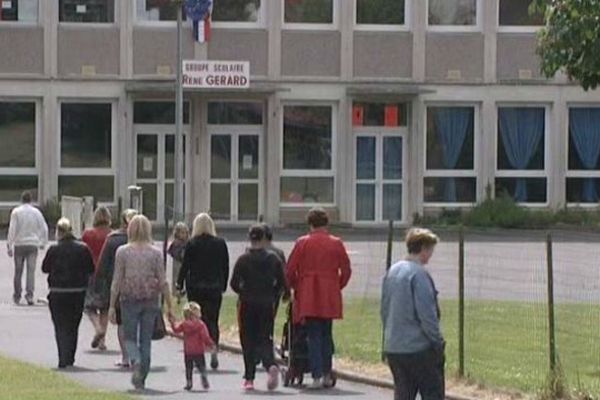 Les parents devant l'école de Léhaucourt, dans l'Aisne.