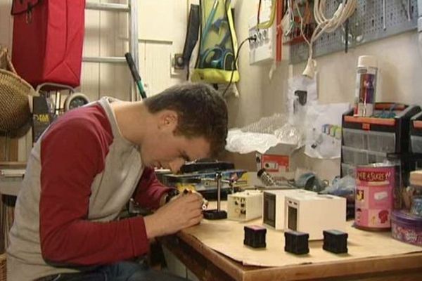 Guillaume Rolland a créé son réveil olfactif dans ce garage, chez ses parents à Nantes.