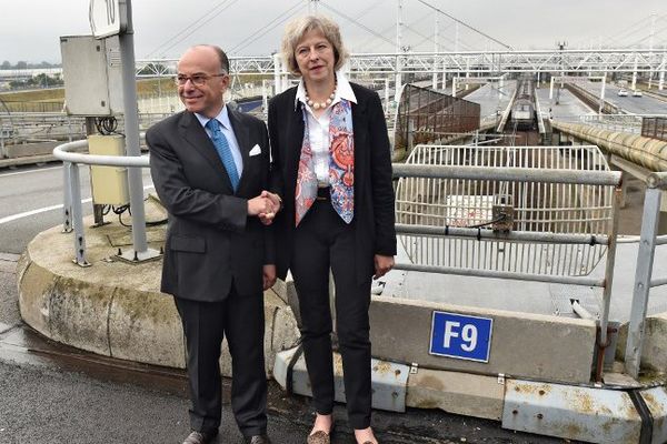 Bernard Cazeneuve et son homologue britannique à l'entrée du tunnel sous la Manche.