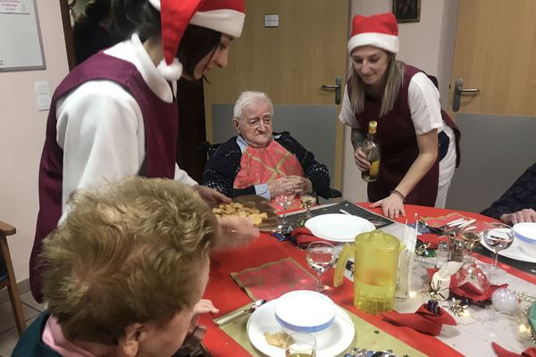 A Clermont-Ferrand, les personnes âgés de la maison de retraite des petites soeurs des pauvres ont eu droit à un repas de fête pour Noël. 