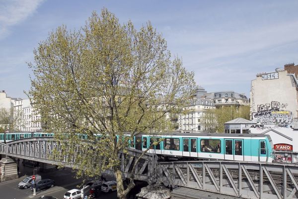 La promenade Barbès-Chapelle Stalingrad, qui passe sous la ligne 2 du métro, va être transformée en jardin participatif à l’été 2019.