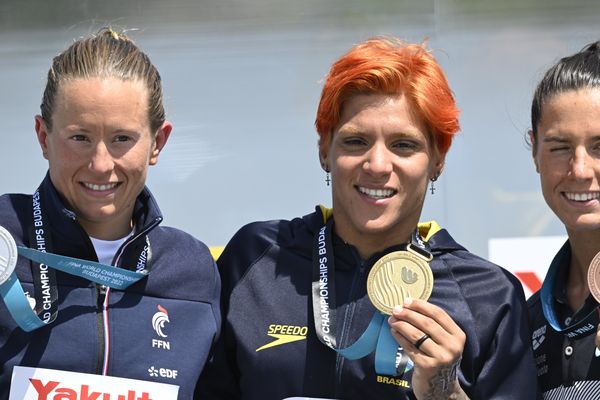 Aurélie Muller (à gauche) obtient la médaille d’argent sur le 5km en eau libre aux championnats du monde 2022 de natation à Budapest.