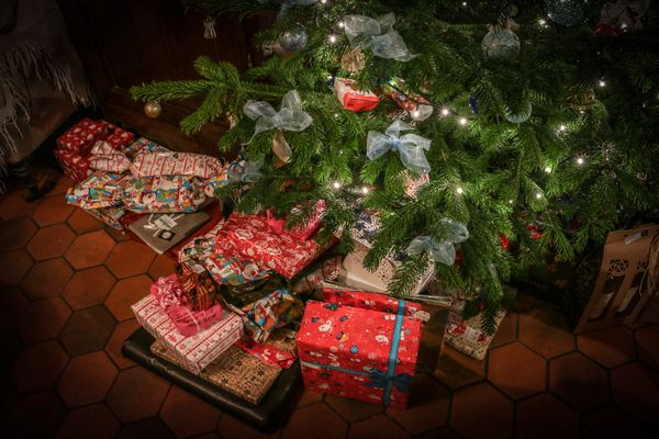 Des chabots du père Noël à la baignade froide du 25 décembre, en passant par le chuquet et les boissons à base de pommes, les Normands tentent de préserver quelques traditions de Noël.