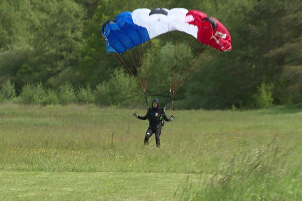 L'équipe de France de voile contact a pris ses quartiers à l'aérodrome de Besançon La Vèze pour ses entraînements.