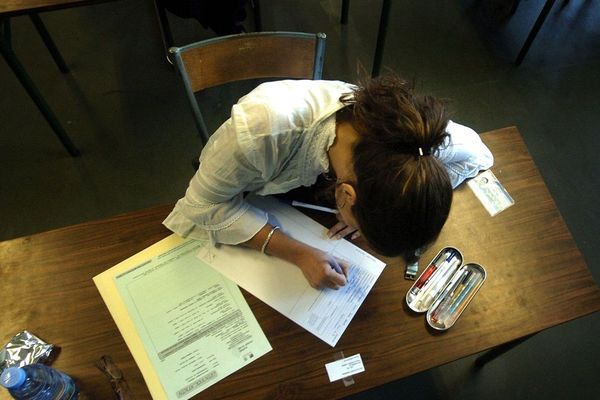 Une élève passant le baccalauréat. 