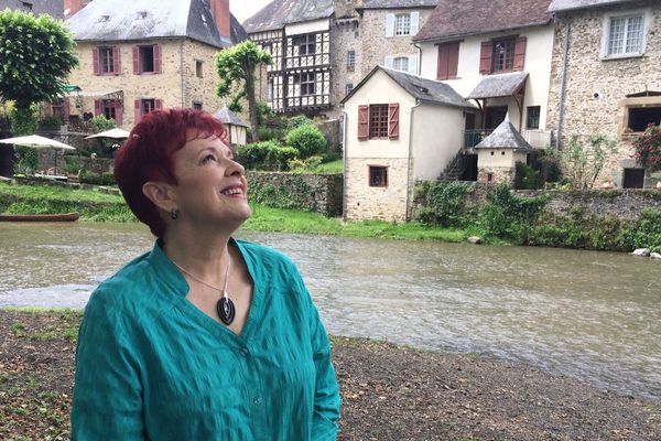 Il y a 30 ans, Fabienne Thibeault est tombée amoureuse de Ségur-le-Château... Elle y revient régulièrement.